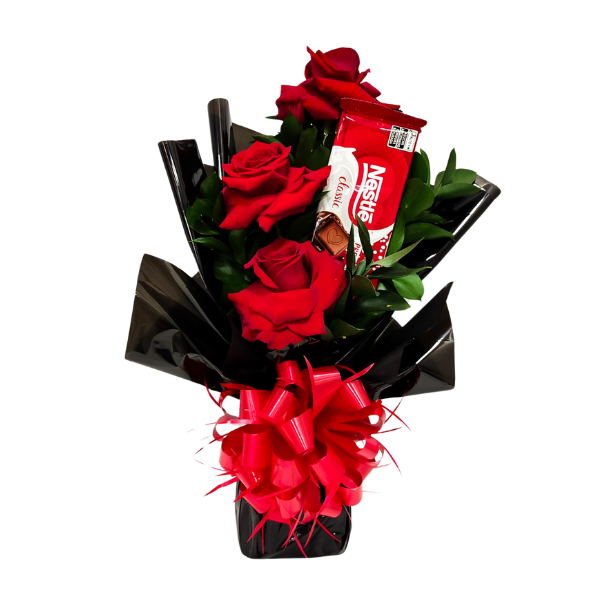 arranjo de flores, com rosas vermelhas e um chocolate nestle, envolvidos em uma linda embalagem.