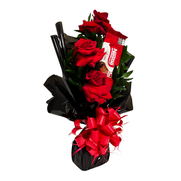 arranjo de flores, com rosas vermelhas e um chocolate nestle, envolvidos em uma linda embalagem.