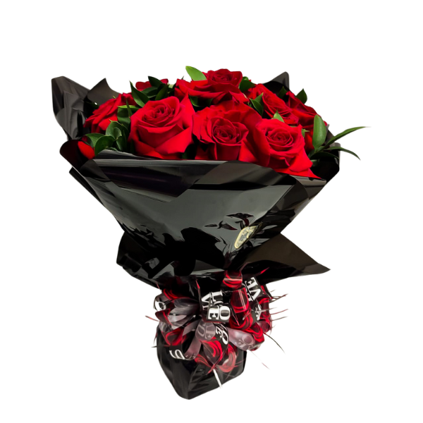 Lindo Arranjo de rosas vermelhas envolvidos em um lindo embrulho decorado para presentear.