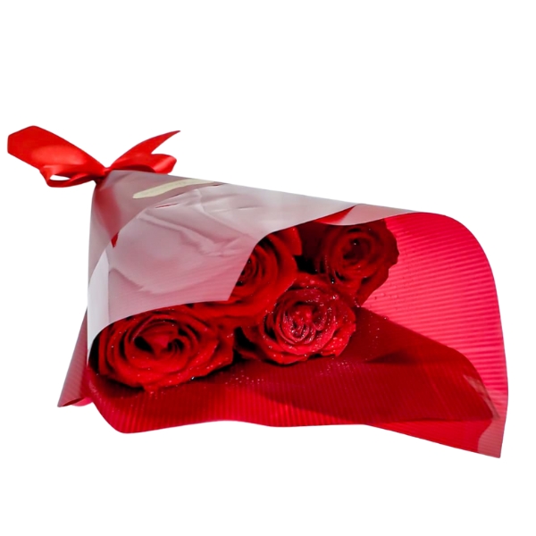 buque de quatro rosas vermelhas envolvido em uma embalagem delicada