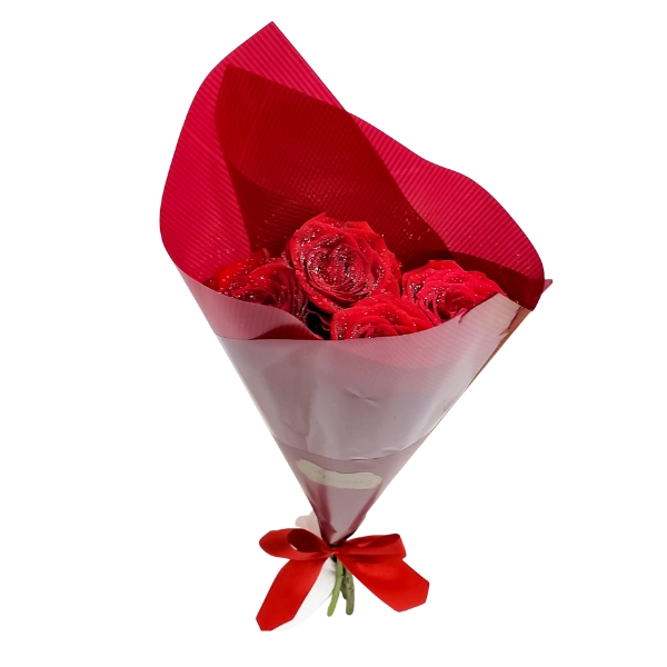 buque de quatro rosas vermelhas envolvido em uma embalagem delicada
