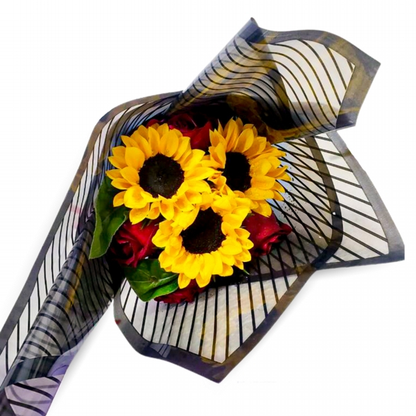 buque de rosas e girassóis envolvidos em uma embalagem delicada