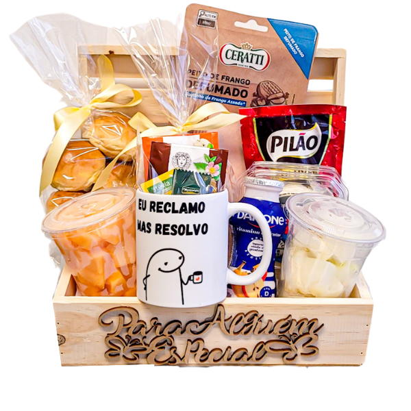 cesta de café da manhã com produtos naturais