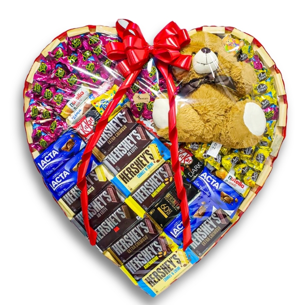 Coração grande com diversos chocolates para presentear