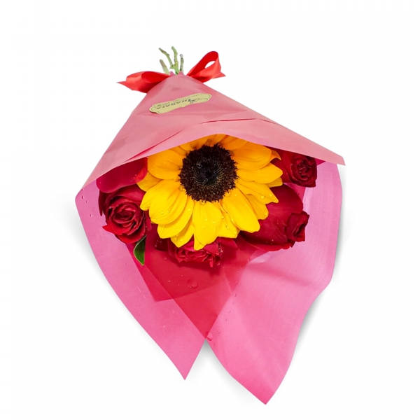 buque de rosas e girassóis envolvidos em uma embalagem delicada