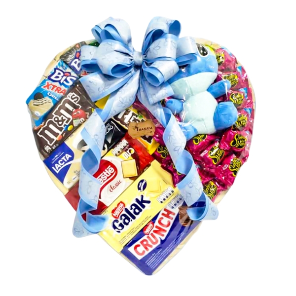 Coração grande com diversos chocolates para presentear