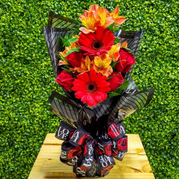 arranjo de flores com rosas, astromelias e gerberas