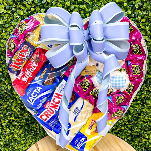 Coração grande Lilás com diversos chocolates para presentear