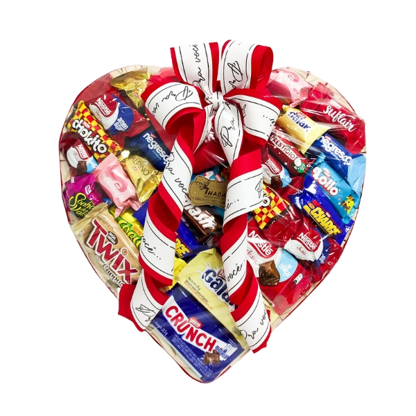 Coração grande com diversos chocolates para presentear