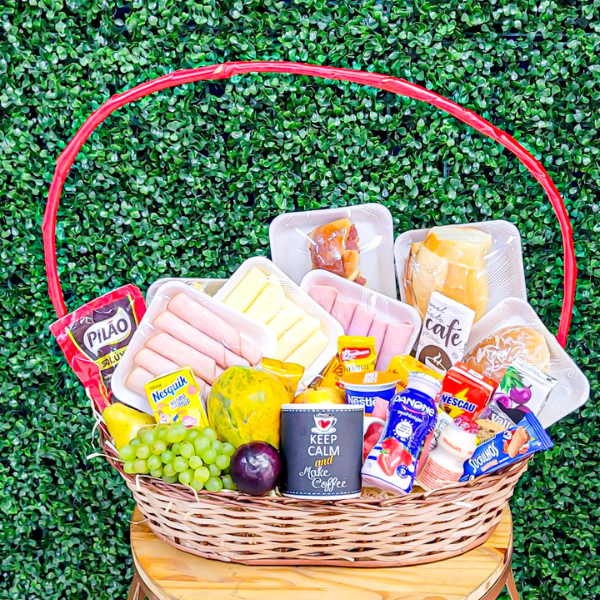 cesta de café da manhã com produtos frescos