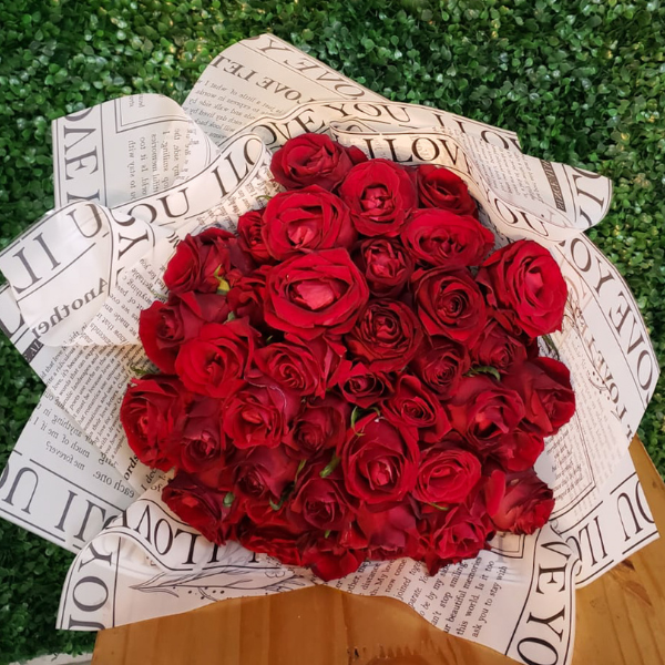 buque grande de rosas vermelhas