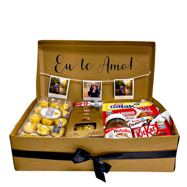 caixa personalizada com chocolates e fotos polaroid