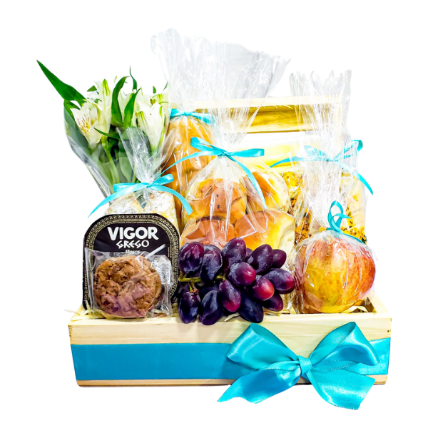 Cesta de café da manhã com produtos frescos