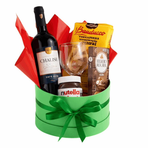presente de natal em box decorada com vinho e aperitivos