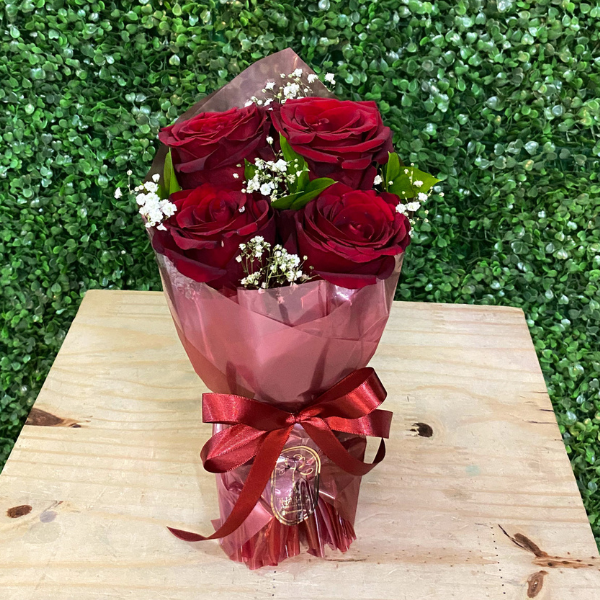 arranjo de rosas vermelhas