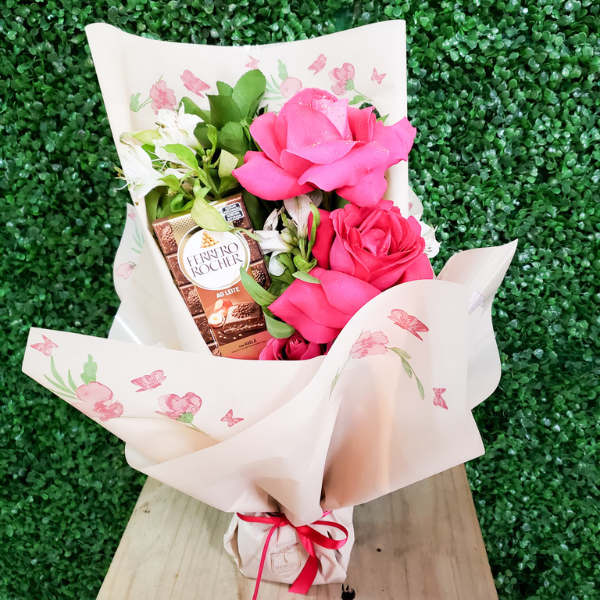 arranjo de flores com chocolate