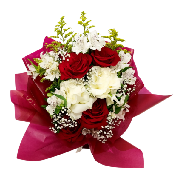 arranjo de rosas brancas e vermelhas