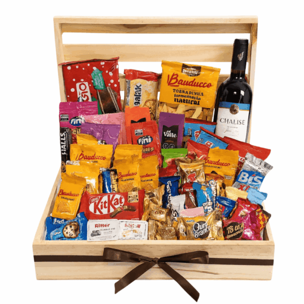 Baú de natal para presentear com vinho, itens bauducco e outros variados