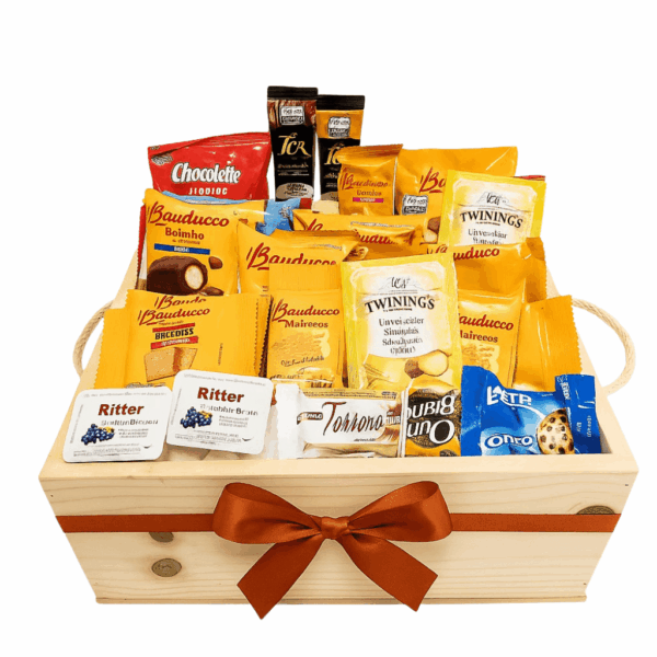 Cesta de natal para presentear com itens bauducco e outros variados